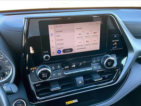 Used 2024 Toyota Highlander XLE image 6