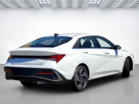 New 2026 Hyundai Elantra Limited FWD image 4