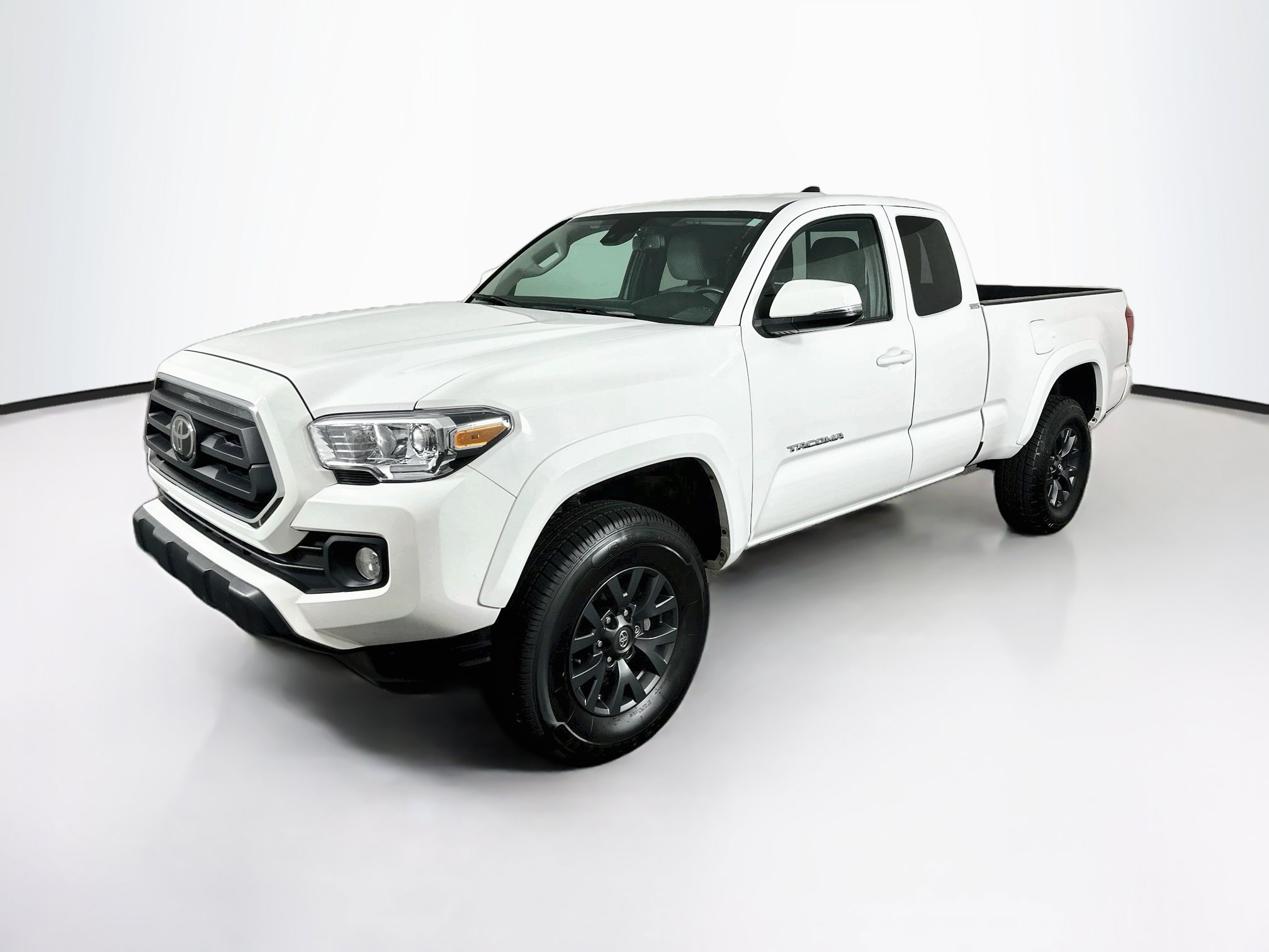 Used 2022 Toyota Tacoma SR5 w/ Technology Package RWD image 3