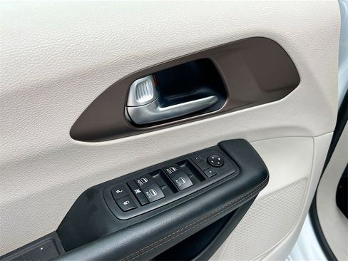 Used 2019 Chrysler Pacifica Touring-L Plus w/ Tire & Wheel Group image 18