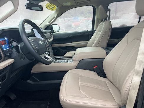 Used 2023 Ford Expedition Limited image 4