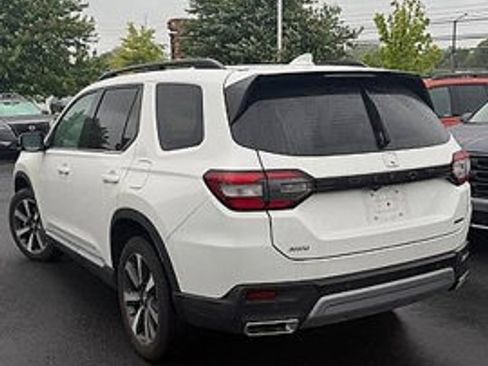 Used 2025 Honda Pilot Touring image 6