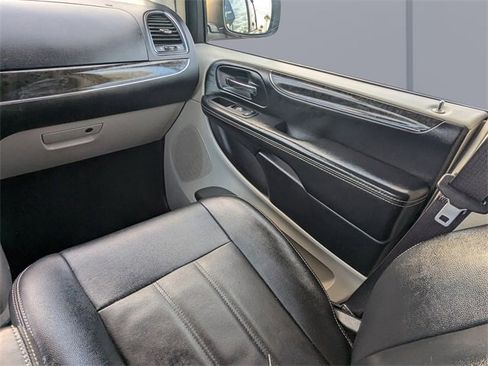 Used 2016 Chrysler Town & Country Touring w/ Driver Convenience Group image 15