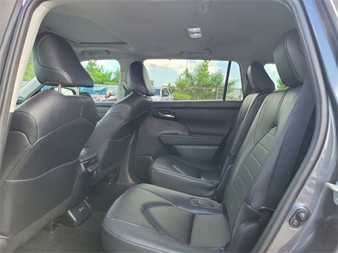 Used 2023 Toyota Highlander XLE image 15
