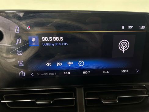 Used 2025 Chevrolet Trax LT w/ LT Convenience Package FWD image 3