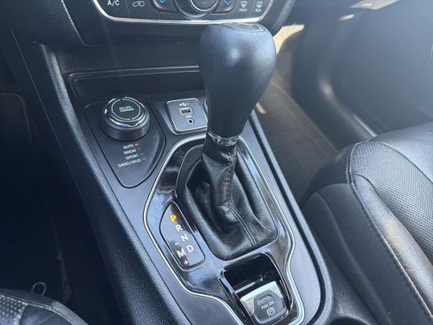 Used 2019 Jeep Cherokee Limited AWD/4WD image 13