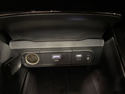 Used 2024 Kia Telluride EX w/ EX Captain's Chair Package image 12