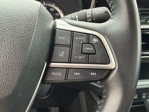 Used 2024 Toyota Highlander LE image 21