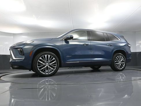 Used 2025 Buick Enclave Avenir AWD/4WD image 62