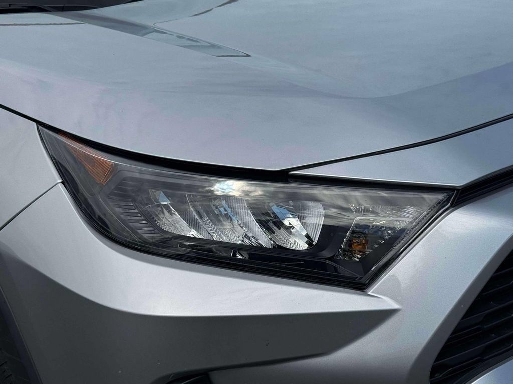 Used 2021 Toyota RAV4 LE AWD/4WD image 12