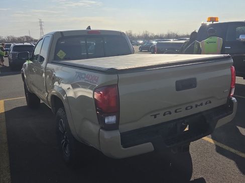 Used 2018 Toyota Tacoma TRD Sport image 5