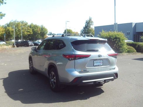 Used 2022 Toyota Highlander XLE AWD/4WD image 3