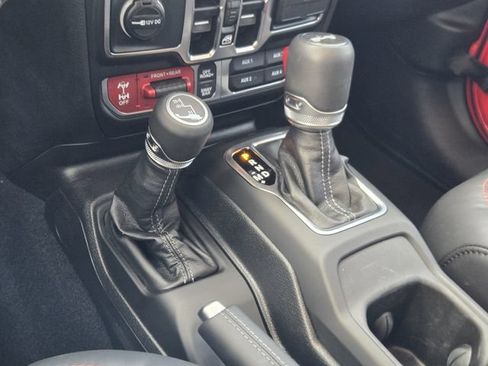 Used 2025 Jeep Wrangler Unlimited Rubicon w/ Convenience Group AWD/4WD image 15