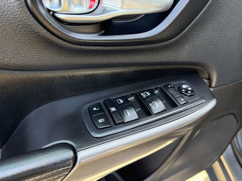 Used 2019 Jeep Cherokee Latitude Plus image 25