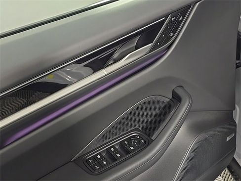 Certified 2025 Porsche Macan Electric image 17