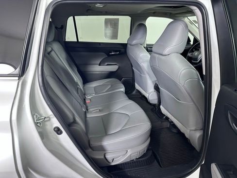 Used 2023 Toyota Highlander XLE image 12