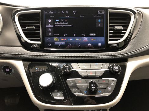 Certified 2024 Chrysler Pacifica Touring-L image 24