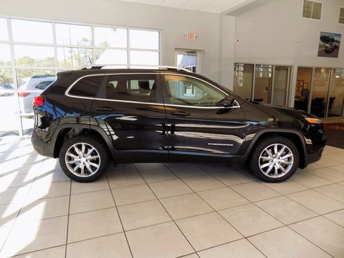 Certified 2018 Jeep Cherokee Limited w/ Technology Group image 8