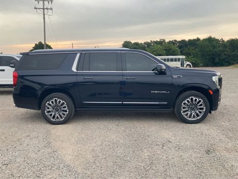 Used 2023 GMC Yukon XL Denali Ultimate AWD/4WD image 13