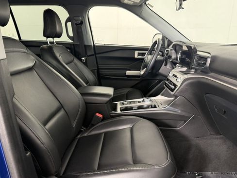 Certified 2022 Ford Explorer XLT w/ Equipment Group 202A image 8