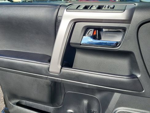 Used 2022 Toyota 4Runner SR5 AWD/4WD image 9