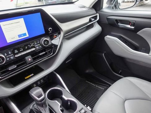 Certified 2023 Toyota Highlander XLE image 28
