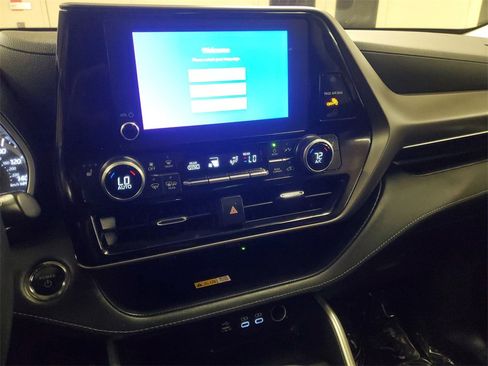 Certified 2023 Toyota Highlander XLE image 27