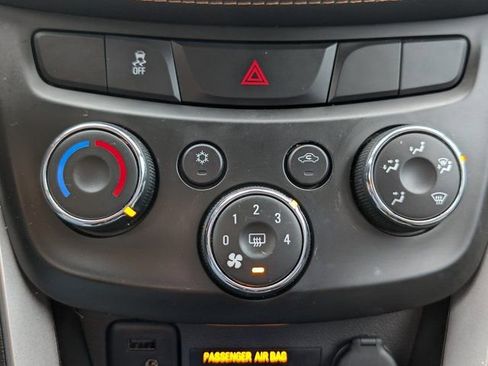 Used 2022 Chevrolet Trax LT w/ LT Convenience Package image 24