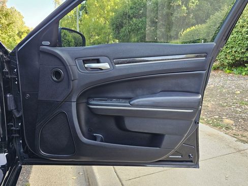 Used 2018 Chrysler 300 Limited image 31