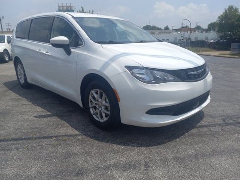 Used 2022 Chrysler Voyager LX FWD image 3