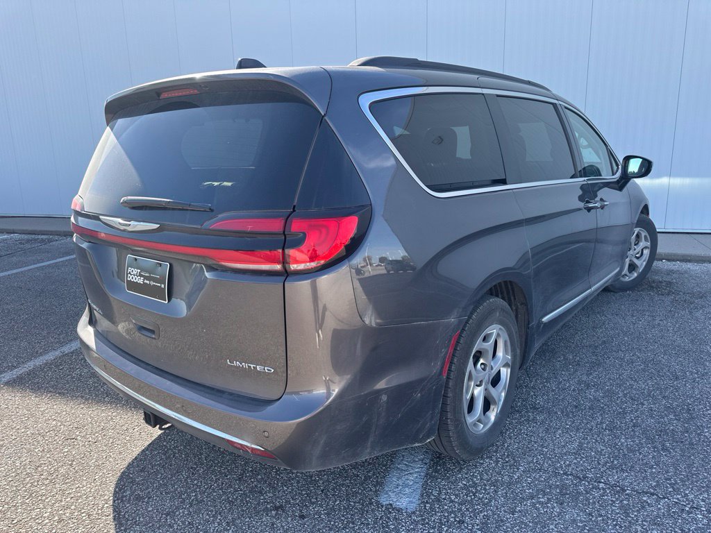Used 2023 Chrysler Pacifica Limited w/ Uconnect Theater Family Group FWD image 7