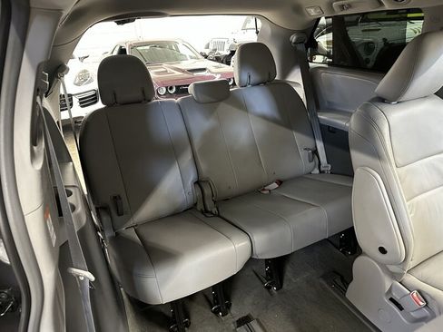 Used 2017 Toyota Sienna XLE w/ XLE Navigation Package AWD/4WD image 14
