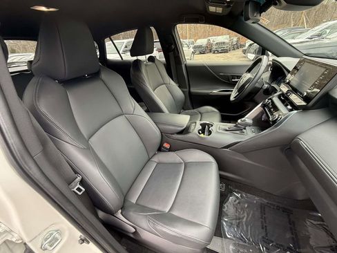 Used 2022 Toyota Venza XLE image 9