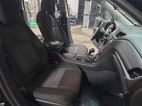 Used 2017 Chevrolet Traverse LT w/ Style and Technology Package image 10