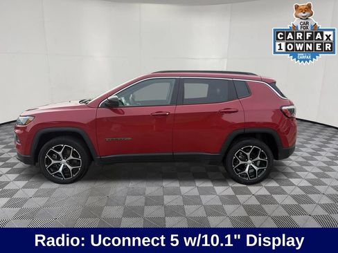 Used 2024 Jeep Compass Latitude AWD/4WD image 2