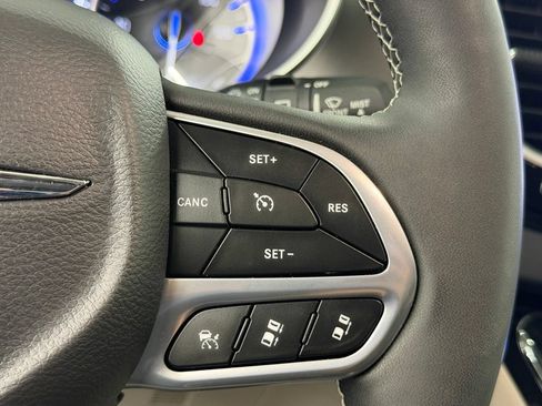 Used 2023 Chrysler Pacifica Touring-L FWD image 27