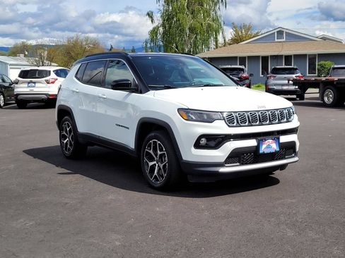Used 2025 Jeep Compass Limited AWD/4WD image 3