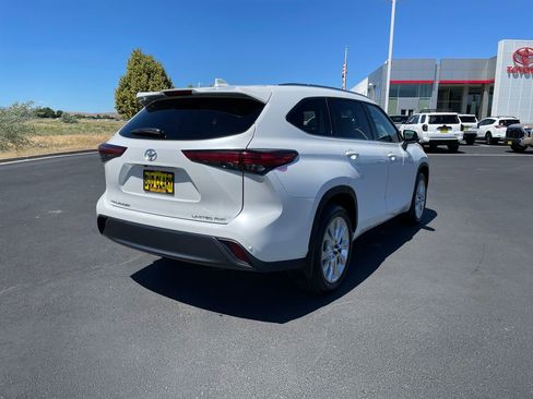 Used 2023 Toyota Highlander Limited AWD/4WD image 3