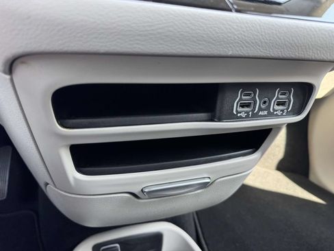 Used 2023 Chrysler Pacifica Touring-L FWD image 31