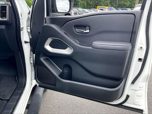Used 2022 Nissan Frontier SV AWD/4WD image 11