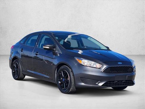 Used 2018 Ford Focus SE w/ Cold Weather Package FWD image 3