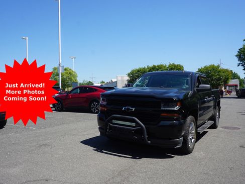 Used 2018 Chevrolet Silverado 1500 Custom w/ Custom Value Package AWD/4WD image 1
