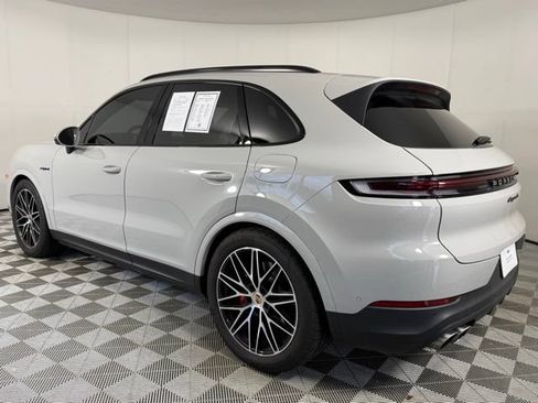 Used 2025 Porsche Cayenne S AWD/4WD image 5