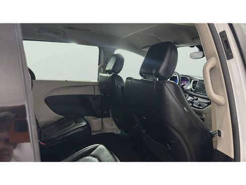 Used 2022 Chrysler Pacifica Touring-L FWD image 18