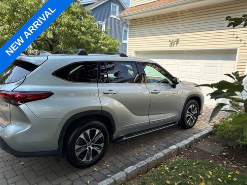 Used 2021 Toyota Highlander XLE AWD/4WD image 13