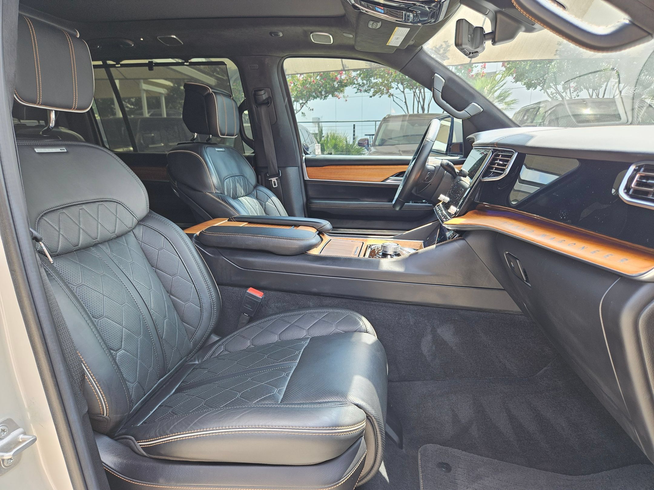 Used 2022 Jeep Grand Wagoneer Series III AWD/4WD image 28