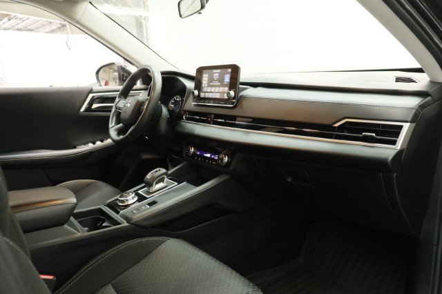 Used 2024 Mitsubishi Outlander ES FWD image 21