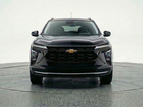 Used 2025 Chevrolet Trax LT w/ LT Convenience Package image 2