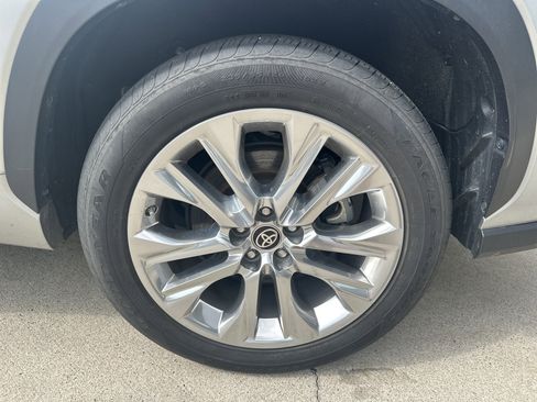Used 2024 Toyota Highlander Limited image 17