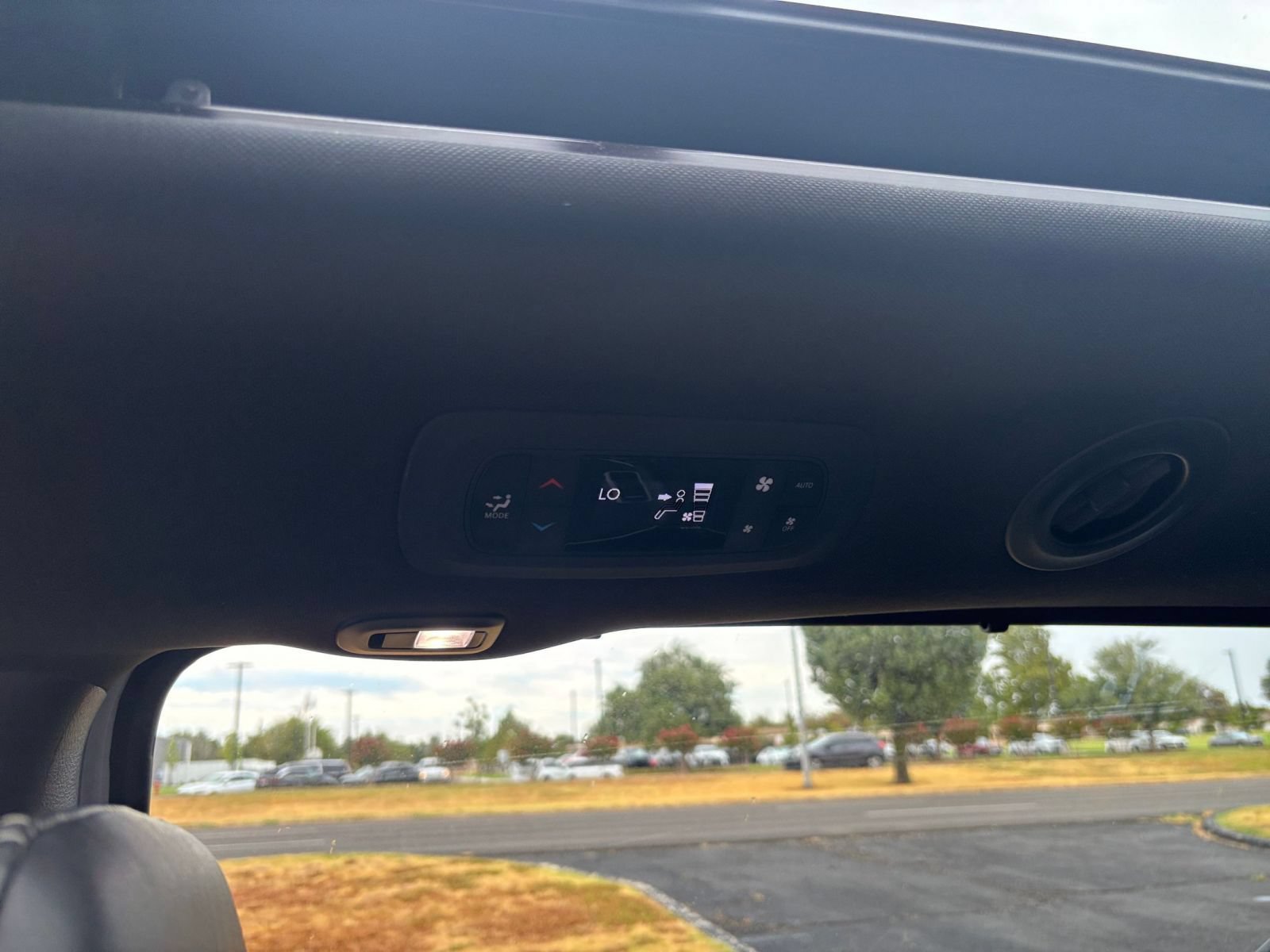 Used 2025 Chrysler Pacifica Limited FWD image 25